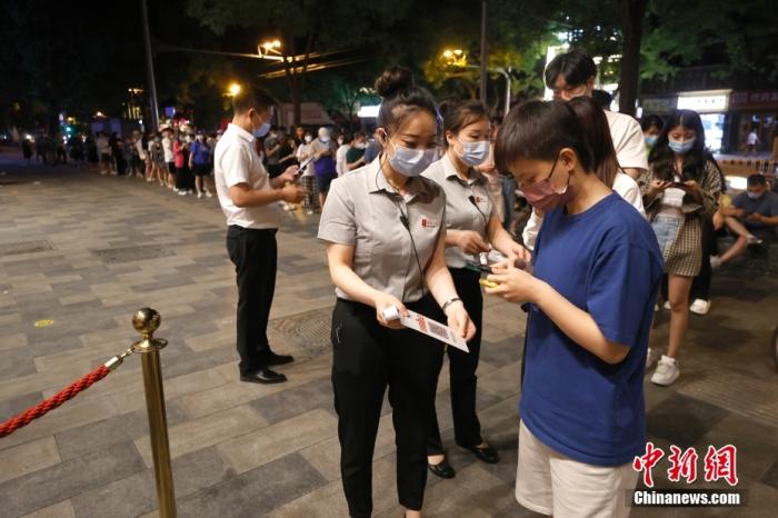 6月6日零时，食客在北京东直门内大街一餐厅外扫码、测温后进入餐厅用餐。 <a target=