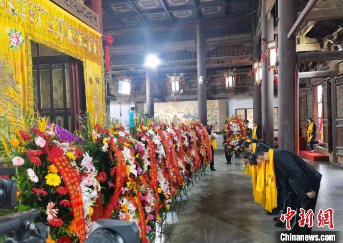 图为来宾敬献花篮、谒庙拜祖。　刘玉桃 摄