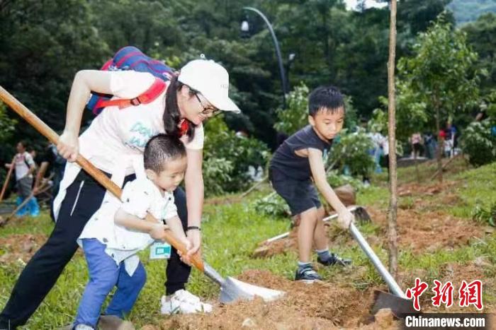 民众开展义务植树活动 广东省林业局 供图