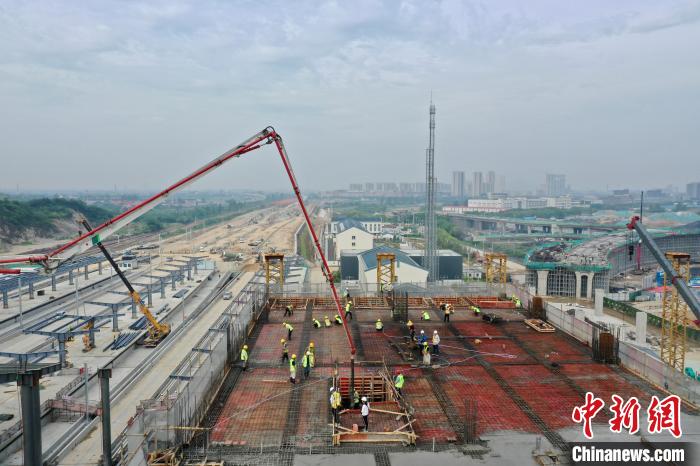 南沿江城际铁路江阴站站房近日完成主体结构封顶。　夏忠兴 摄