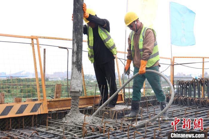 宁马城际铁路(马鞍山段)首孔现浇梁顺利浇筑完成 许谦 摄